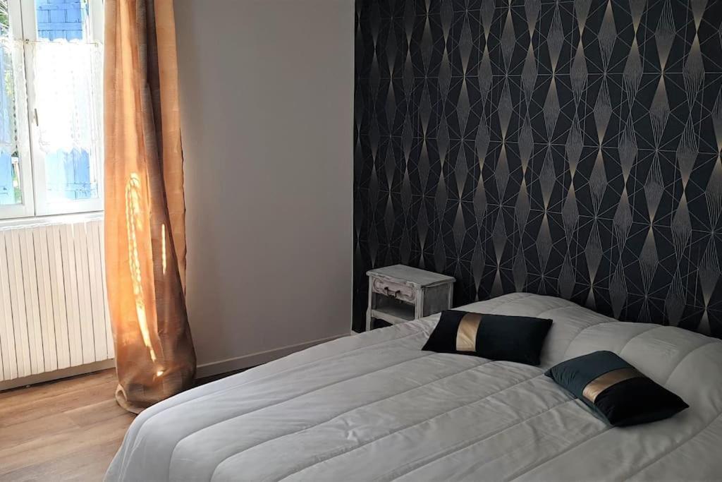 Maison 2 Chambres- Grand Jardin-Wifi - Au Coeur Du Village Aubeterre -Visites- Conciergerie J&N Ngoại thất bức ảnh